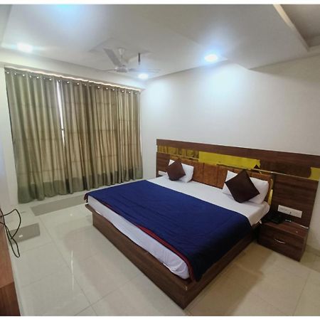 Hotel Paradise, Naroda Ahmedabad Buitenkant foto