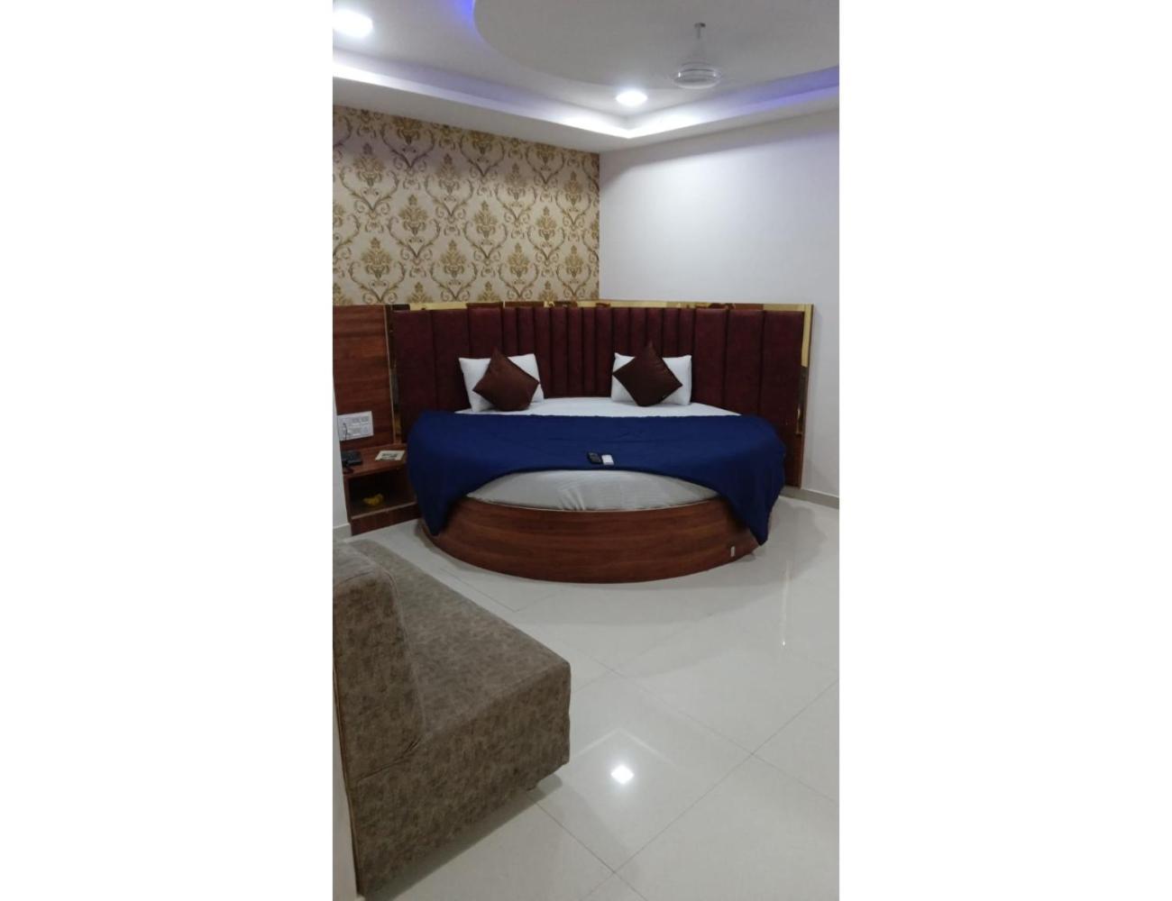 Hotel Paradise, Naroda Ahmedabad Buitenkant foto