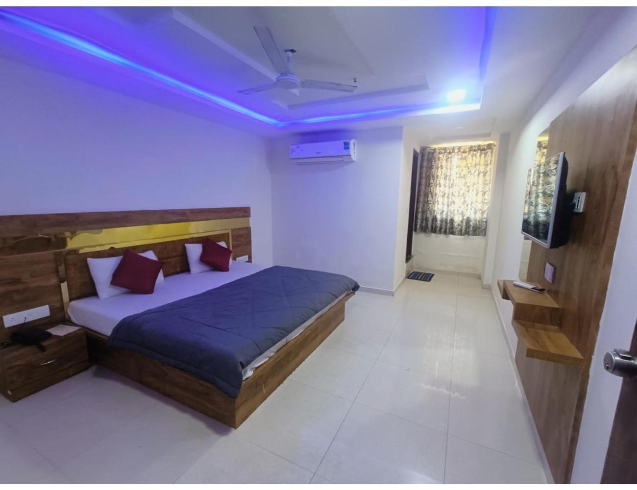 Hotel Paradise, Naroda Ahmedabad Buitenkant foto