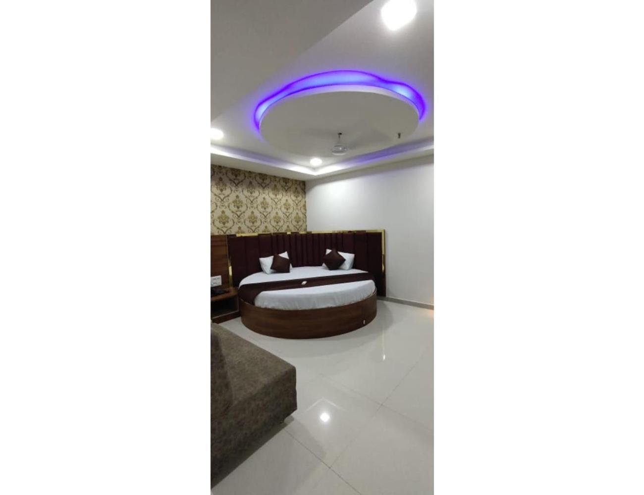 Hotel Paradise, Naroda Ahmedabad Buitenkant foto