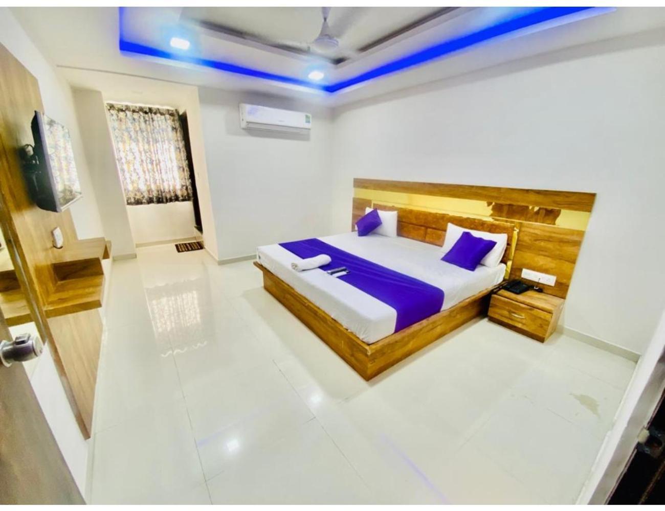 Hotel Paradise, Naroda Ahmedabad Buitenkant foto