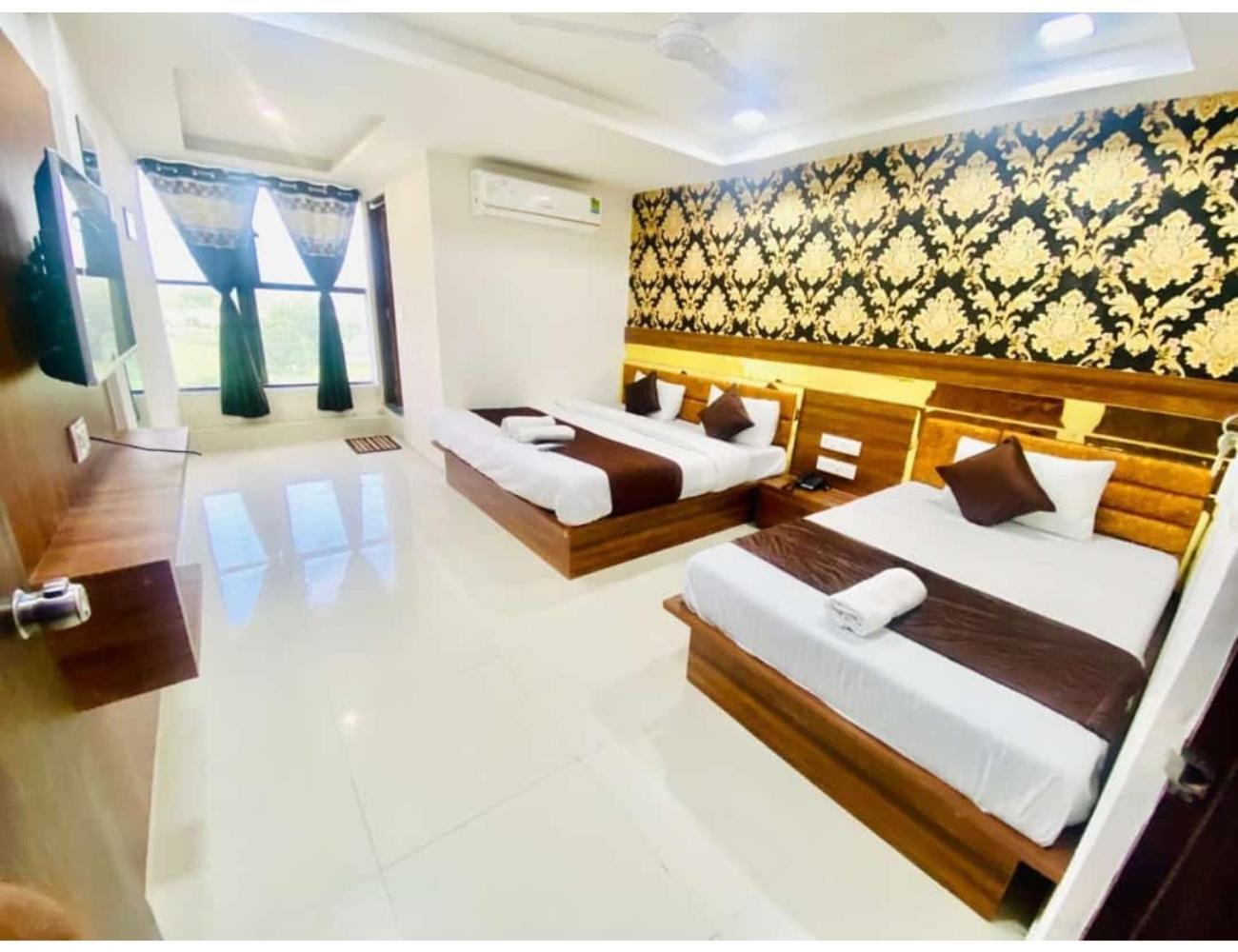 Hotel Paradise, Naroda Ahmedabad Buitenkant foto