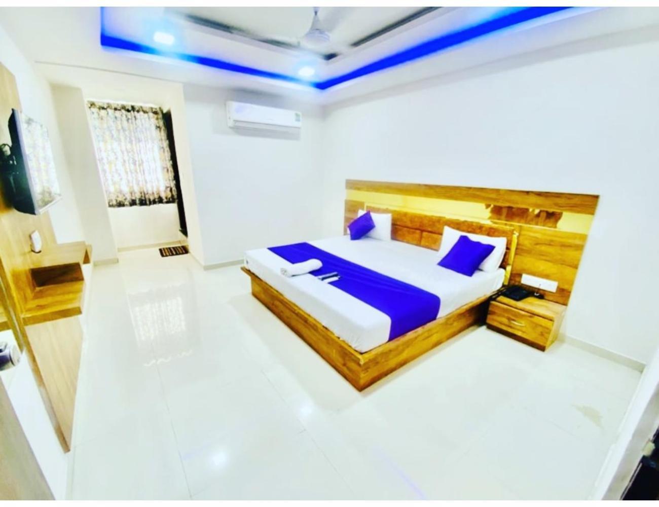 Hotel Paradise, Naroda Ahmedabad Buitenkant foto