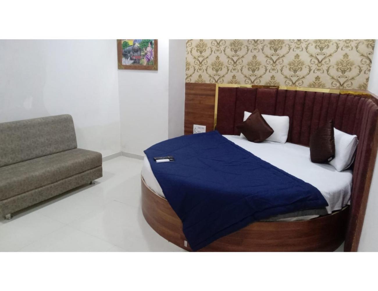 Hotel Paradise, Naroda Ahmedabad Buitenkant foto